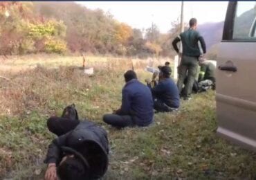 Оприлюднено відео затримання у Словаччині 12-ти нелегалів, які їхали із Закарпаття (ВІДЕО)