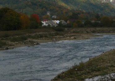 На Закарпатті у річці Тересва помітили тіло чоловіка