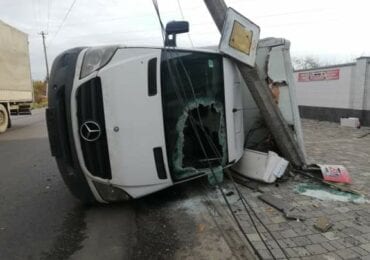 В Мукачеві на Пряшівській перевернулася вантажівка (ФОТО)