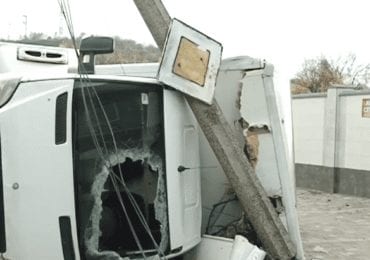 В Мукачеві перевернулася вантажівка: зі слів свідків винний інший водій