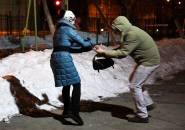 Поліцейські затримали раніше судимого чоловіка, який пограбував мукачівку