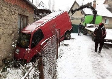 На Хустщині мікроавтобус врізався у будинок (ФОТО)