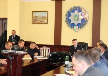 Керівник поліції Закарпаття нагородив відзнаками патрульних, які затримали чоловіка з гранатою