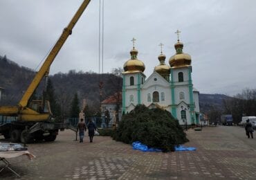 З'явилась новорічна ялинка: Рахів активно готується до новорічних свят (ФОТО)