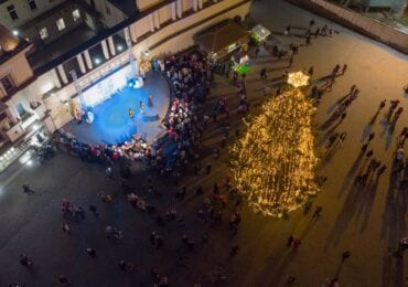 На головній ялинці Ужгорода урочисто запалили вогні: як це вигладало з висоти пташиного польоту (ФОТО)