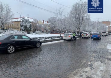 В Ужгороді на Петефі прямо посеред дороги паркуються водії (ФОТО)