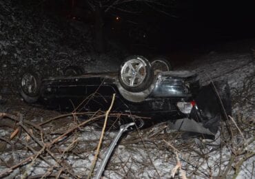 На Тячівщині "BMW" вилетів з дороги і перекинувся, водій госпіталізований (ФОТО)