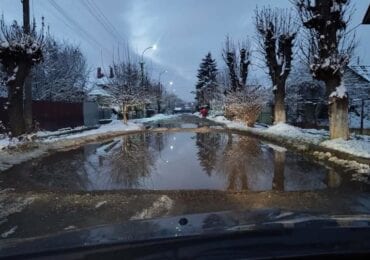 Небезпечна дорога: ужгородці намагаються привернути увагу влади до бездоріжжя на вул. Лобачевського (ФОТО)