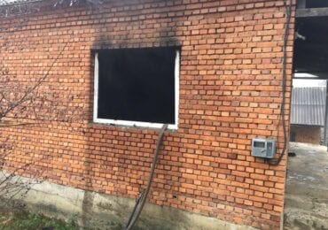 На Тячівщині горів будинок селян: вогнеборцям вдалось його врятувати (ФОТО)