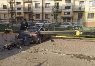 В Ужгороді на території новобудови будівельний кран розчавив дві автівки (ФОТО)