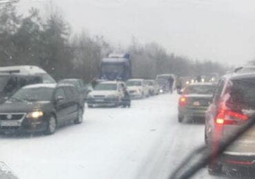 На трасі "Київ-Чоп" неподалік Ужгорода великий затор через авто, які повільно піднімаються на пагорб (ФОТО)