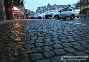 Транспортний колапс: в Ужгороді ожеледиця паралізувала рух