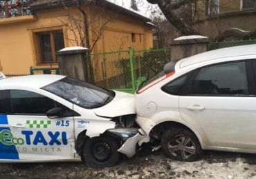 В Ужгороді через ожеледицю пошкоджено одразу 9 автомобілів (ФОТО)