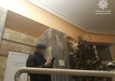 Вкрав 2 автомагнітоли, запасне колесо та буксировочний трос: В Мукачеві затримали грабіжника (ФОТО)