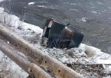 На Закарпатті водій не впорався з керування та перекинувся на берег річки: постраждала дитина (ФОТО)