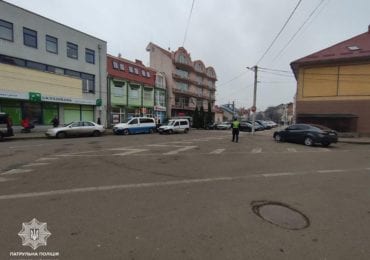 Ужгородські патрульні перевіряють дотримання правил паркування в місті