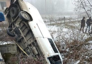 ДТП на Тячівщині: мікроавтобус не впорався з керуванням та вилетів з моста