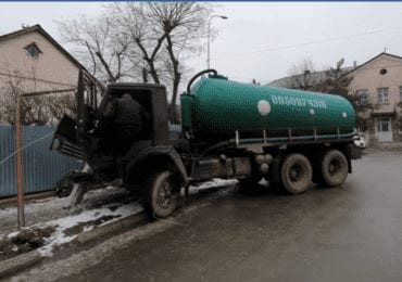 Чергова жертва ожеледиці: в Ужгороді водій вантажівки влетів у стовп (ВІДЕО)