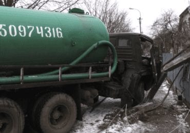 В Ужгороді вантажівка в’їхала у електроопору: коментар водія та директора КШЕП (ВІДЕО)