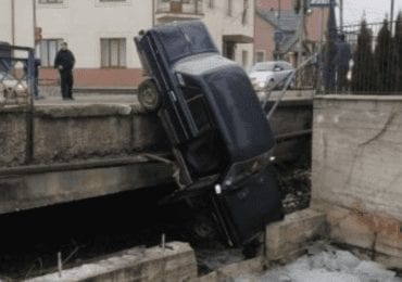 Протаранив огорожу та вилетів у потічок: на Тячівщині трапилась ДТП (ФОТО)