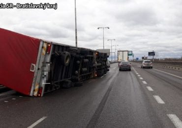 У Словаччині вирувала негода: сильний вітер перевертав фури (ФОТО)