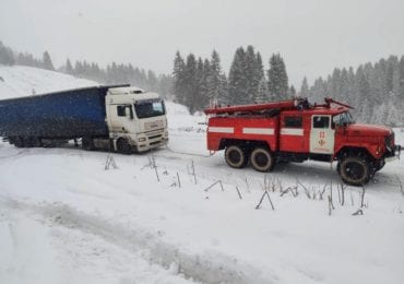 Знеструмлені цілі села та ускладнення руху авто: наслідки вчорашньої негоди на Закарпатті (ФОТО)