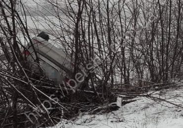 На відрізку траси між Ужгородом та Мукачевом трапилась ДТП: автівка вилетіла у кювет (ФОТО)