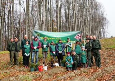 Воловецькі лісівники залучають школярів до лісових робіт