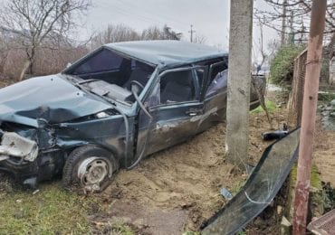 У Виноградові водій автомобіля «ВАЗ» зіткнувся з електроопорою (ФОТО)