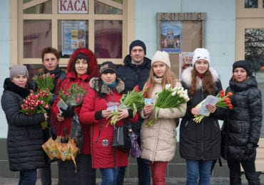 Сюрприз до дня закоханих: як в Ужгороді вітали перехожих (ФОТО)