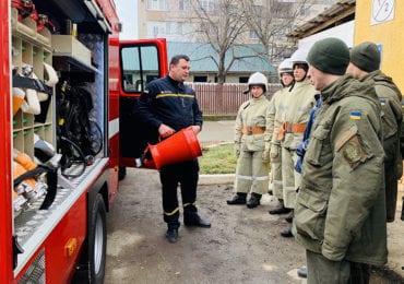 В Ужгороді рятувальники ділились досвідом з нацгвардійцями