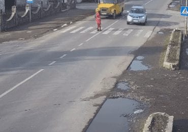 На Берегівщині водій ледь не збив жінку з дитиною (ВІДЕО)