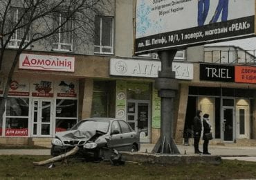 В Ужгороді позашляховик патрульних наїхав на припарковану автівку (ВІДЕО)