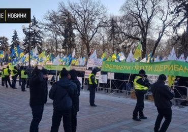 Ринок землі: під Офісом президента вимагали змін до закону, під Радою — його скасування