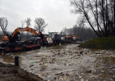 Угорщина продовжує прибирати Тису від закарпатського сміття (ВІДЕО)