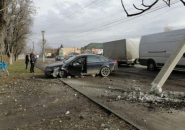 ДТП в Берегові: авто на швидкості влетіло в електроопору (ФОТО)