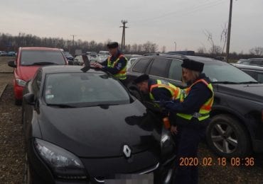 Взялися за євробляхи: правоохоронці перевіряють авто, які припарковані біля кордону в Угорщині (ФОТО)