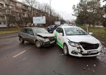 Рух тимчасово ускладнено: в Ужгороді на вул Грушевського ДТП за участі таксі "LimeJet" (ФОТО)