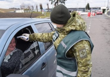 Людям, котрі повертаються через кордон на Закарпатті роздають бланки-зобов’язання про самоізоляцію