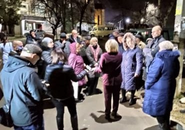 В Чернівцях місцеві жителі влаштували бунт під будинком хворого на коронавірус (ВІДЕО)