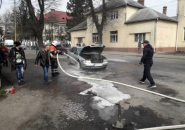 На Закарпатті під час руху загорівся автомобіль Audi (ФОТО)