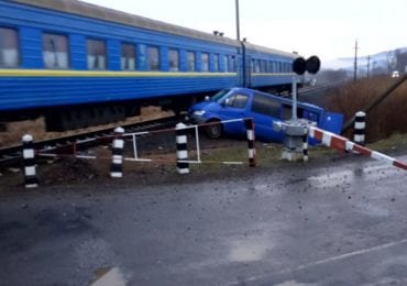 На Хустщині автобус потрапив під потяг: подробиці інциденту (ВІДЕО)