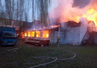 На Виноградівщині рятувальники ліквідували пожежу на території цеху з виготовлення меблів