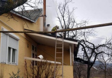 Хустські вогнеборці ліквідували пожежу в прибудові та врятували житловий будинок