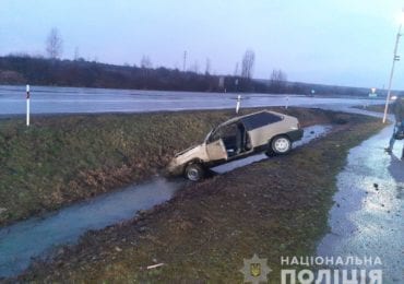 На Ужгородщині автомобіль на швидкості вилетів у канаву: постраждала 17-річна дівчина (ФОТО)