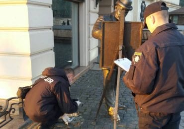 Без валізи: в Ужгороді вандали пошкодили пам’ятник Рошковичу (ВІДЕО)