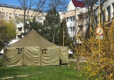 В Ужгороді біля пологового встановили намети – на випадок збільшення людей з підозрою на коронавірус