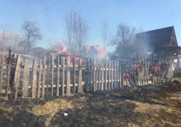 На Закарпатті чергова пожежа сухої рослинності, ледь не знищила будинок  закарпатців