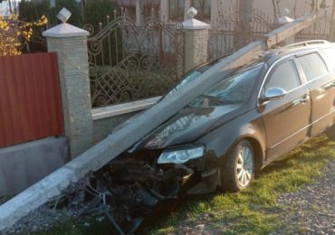 ДТП на Виноградівщині: легковик в‘їхав в електроопору (ФОТО)