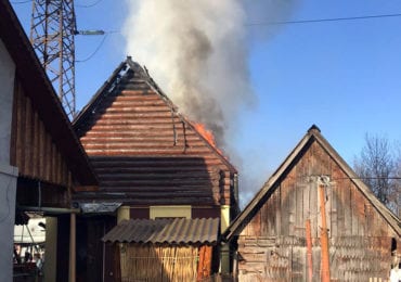 На Закарпатті, через випікання пасок, ледь не згоріла хата (ФОТО)